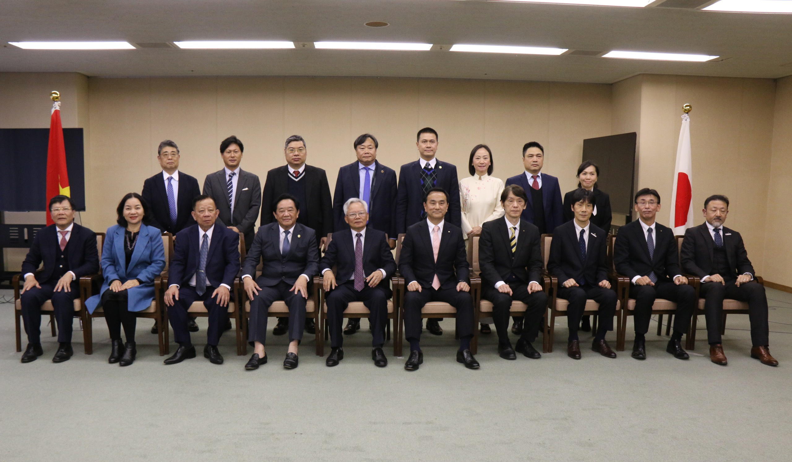 Đoàn công tác của Hội đồng Lý luận Trung ương và tỉnh Bình Dương chụp hình lưu niệm với lãnh đạo chính quyền tỉnh Yamaguchi, Nhật Bản.